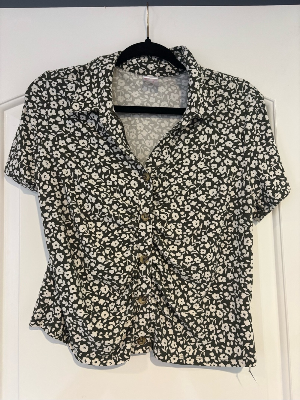 Women’s Green & White Floral Button-Front Top